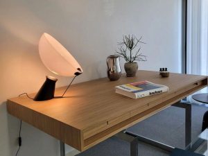 Lampada da tavolo Cassina Karakter modello Aida