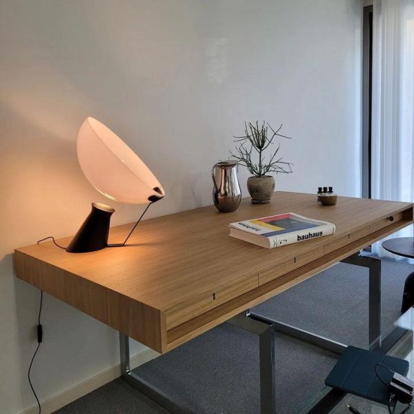 Lampada da tavolo Cassina Karakter modello Aida